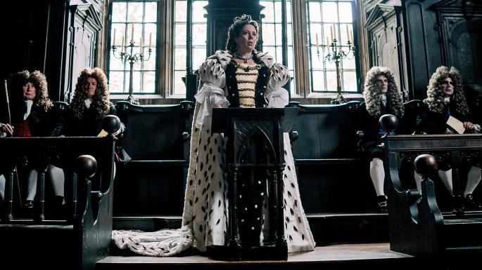 Olivia Colman è la Regina Anna ne La Favorita Olivia Colman in una scena del film La Favorita