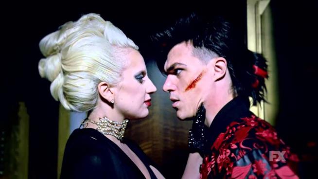American Horror Story Hotel: Lady Gaga e Finn Wittrock in una scena dell'episodio 2 Lady Gaga in una scena con Finn Wittrick nel secondo episodio di American Horror Story: Hotel