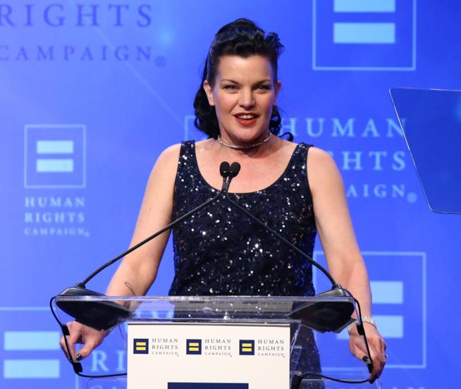 L'attrice Pauley Perrette ha prontamente smentito le voci su una sua probabile morte Pauley Perrette sorridente agli Human Rights Campaign 2016
