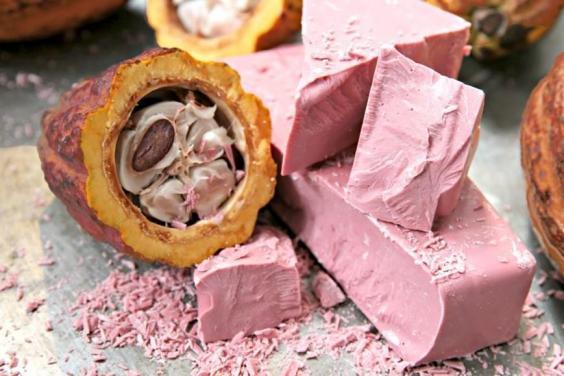 Cioccolato rosa di Kit Kat Chocolatory Sublime Ruby Primo piano del cioccolato rosa di Kit Kat Chocolatory Sublime Ruby