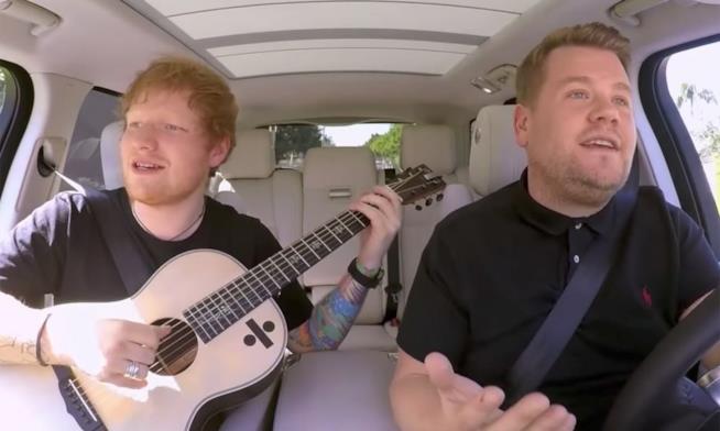 La classifica dei 10 video più visti su YouTube nel 2017 Ed Sherran e James Corden in auto durante le riprese di Carpool Karaoke