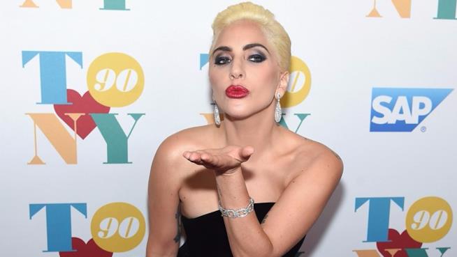 Perfect Illusion è ispirata alla vita di Lady Gaga: la cantante rivela che il testo parla di lei Lady Gaga sul red carpet alla festa per i 90 anni di Tony Bennett