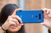 LG potrebbe presentare uno smartphone con doppio schermo al MWC 2019 Una foto dello smartphone V40 di LG