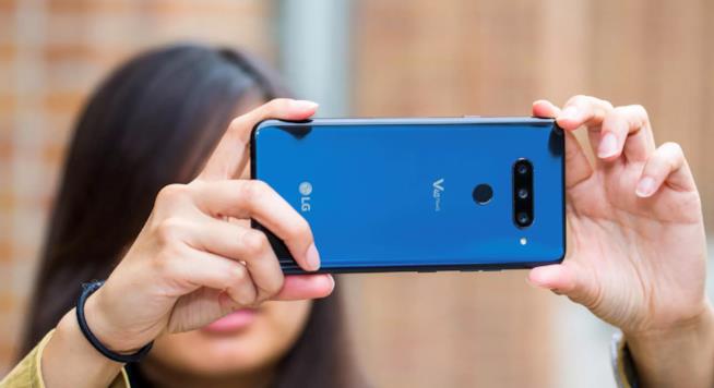 LG potrebbe presentare uno smartphone con doppio schermo al MWC 2019 Una foto dello smartphone V40 di LG