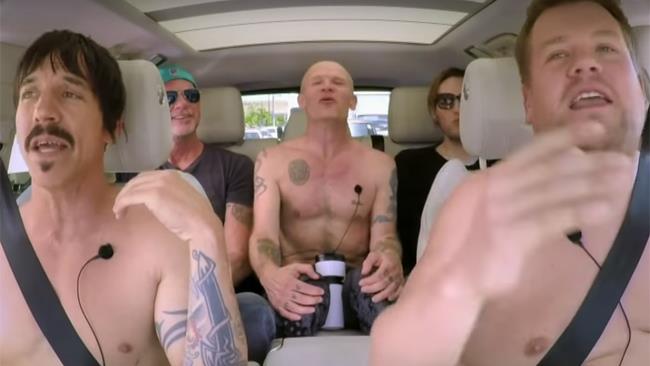 Red Hot Chili Peppers superstar al Carpool Karaoke: si spogliano e non solo I Red Hot Chili Peppers e James Corden durante il Carpool Karaoke