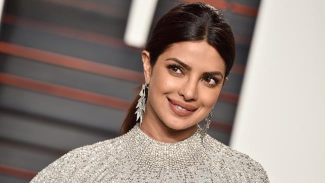 James Bond: Priyanka Chopra si candida a nuovo 007 Priyanka Chopra elegantissima e sorridente a un evento ufficiale