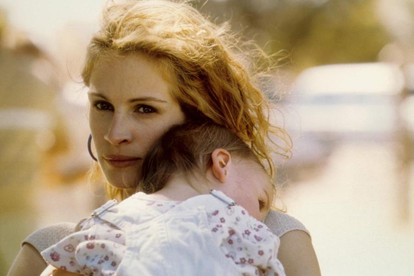 La showrunner di Grey's Anatomy al timone della serie su Erin Brockovich Julia Roberts in una scena del film Erin Brockovich