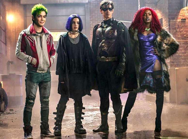 I Titans dovranno vedersela con Superboy, oltre che alle solite minacce del demone Trigon Il gruppo dei Titans a immagine intera sullo sfondo di un muro di mattoni e un lampione