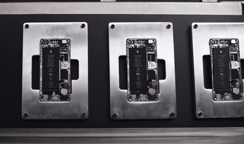 La Commissione Europa vuole smartphone con batterie più facili da sostituire Componenti interni di iPhone, screen dal video Liam - An Innovation Story