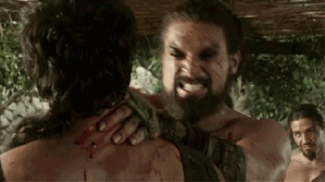 Khal Drogo uccide un traditore Khal Drogo uccide un dothraki a mani nude