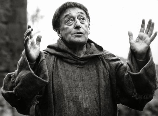Un museo dedicato a Totò aprirà a Napoli nel 2021, parola di Luigi De Magistris Mezza figura di Totò in una scena del film Uccellacci e uccellini (1966) di Pier Paolo Pasolini