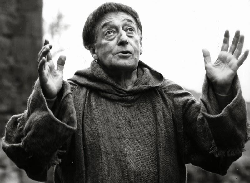 Un museo dedicato a Totò aprirà a Napoli nel 2021, parola di Luigi De Magistris Mezza figura di Totò in una scena del film Uccellacci e uccellini (1966) di Pier Paolo Pasolini