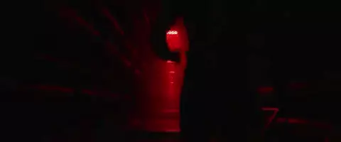 Clin Barton in una scena di Avengers: Endgame Clin Barton corre nel tunnel, in una scena del film Avengers: Endgame