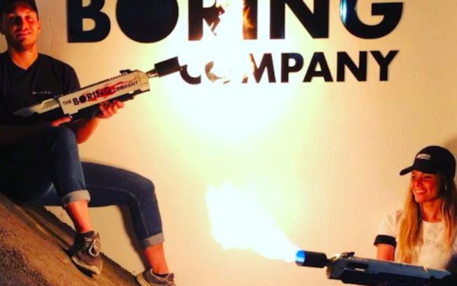 Elon Musk provoca. Il mondo risponde. Lanciato un nuovo lanciafiamme da 500 dollari. Ma il miliardario promette di non star preparando un'apocalisse zombie Elon Musk mette in prevendita un lanciafiamme ma non ha in mente un'apocalisse zombie