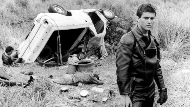 Interceptor, ecco le curiosità sul film con Mel Gibson che ha dato inizio alla saga Mel Gibson sul set del primo film della saga girato in Australia