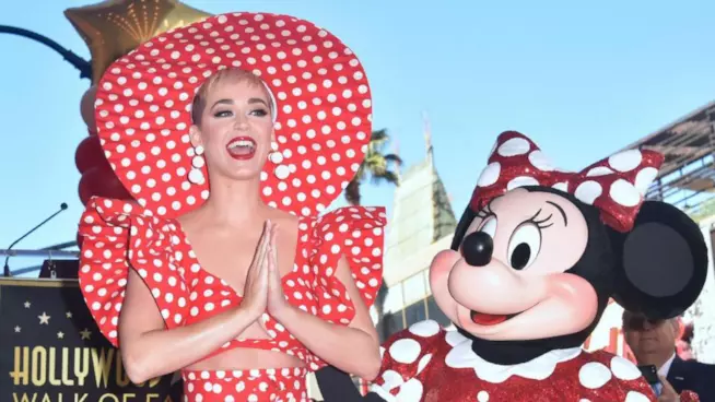 Minnie ha la sua stella sulla Walk of Fame Katy Perry e Minnie sulla Walk of Fame in uno scatto di LaPresse