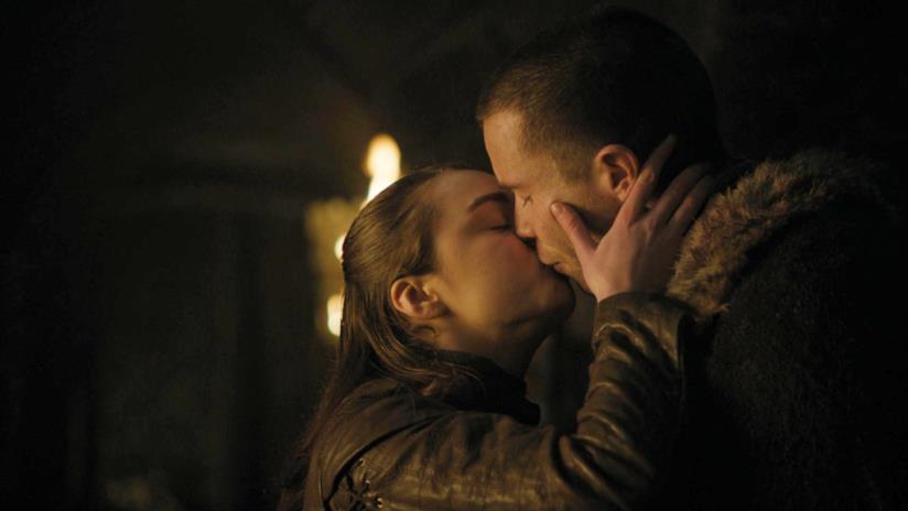Il rapporto tra Arya e Gendry ne Le Cronache del Ghiaccio e del Fuoco e Game of Thrones Maisie Williams e Joe Dempsie sono Arya e Gendry in Game of Thrones
