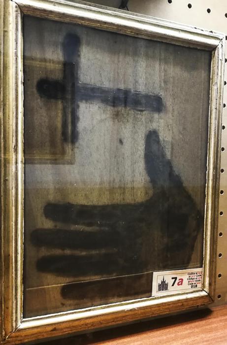 Impronta di una mano e di una croce su una tavola di legno Una tavola di legno dove sono presenti le impronte di una mano e il disegno di una croce