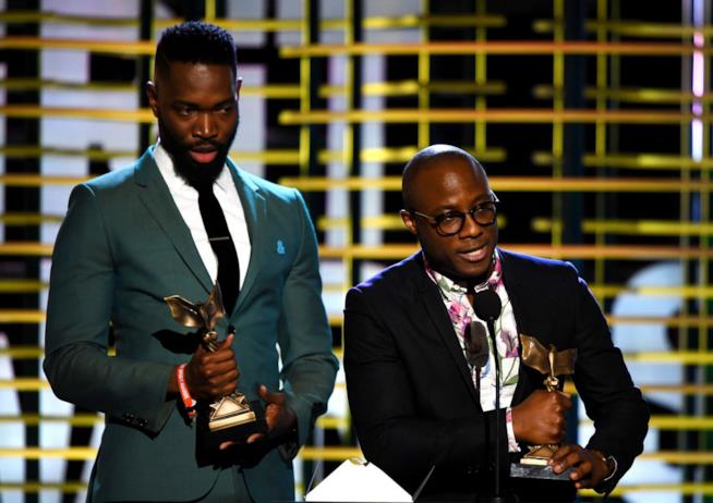 Spirit Awards 2017: Moonlight e i migliori film indipendenti dell'anno Tarell Alvin McCraney e Barry Jenkin sul palco degli Spirit Awards 2016 per Moonlight