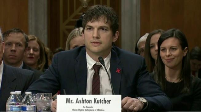 Ashton Kutcher si schiera contro il traffico minorile Primo piano di Ashton Kutcher durante il suo intervento