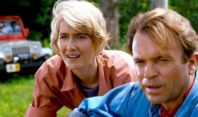 Sam Neill e Laura Dern, il regista Colin Trevorrow apre ad un loro ritorno in Jurassic World 3 Sam Neill e Laura Dern in una scena di jurassic Park