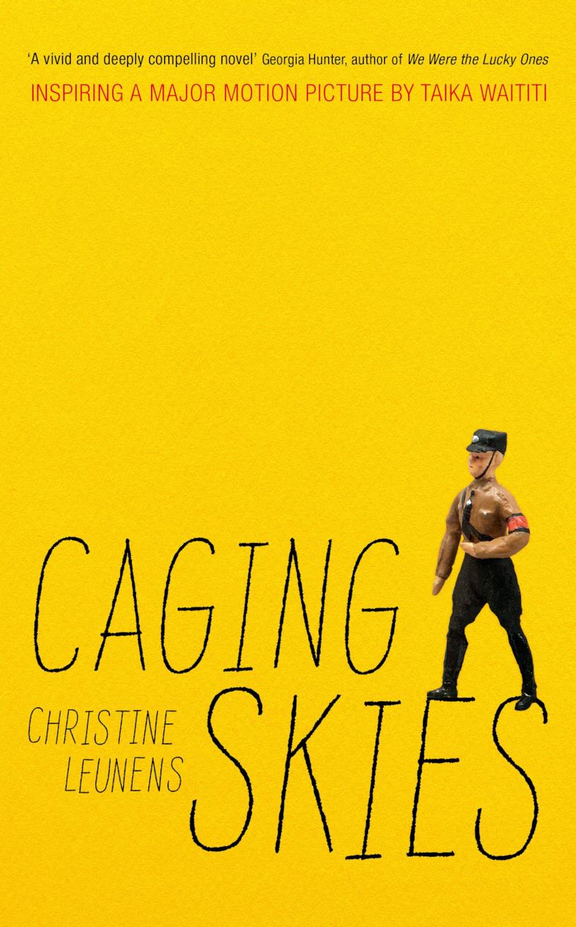 Il nuovo trailer italiano di JoJo Rabbit, il film ispirato al libro Caging Skies La copertina gialla di Caging Skies, il libro che ha ispirato Taika Waititi per JoJo Rabbit