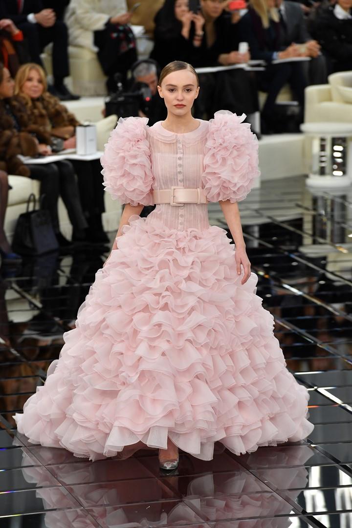 Lily-Rose Depp per Chanel Haute Couture Lily-Rose Depp, l'abito da sposa rosa per Chanel