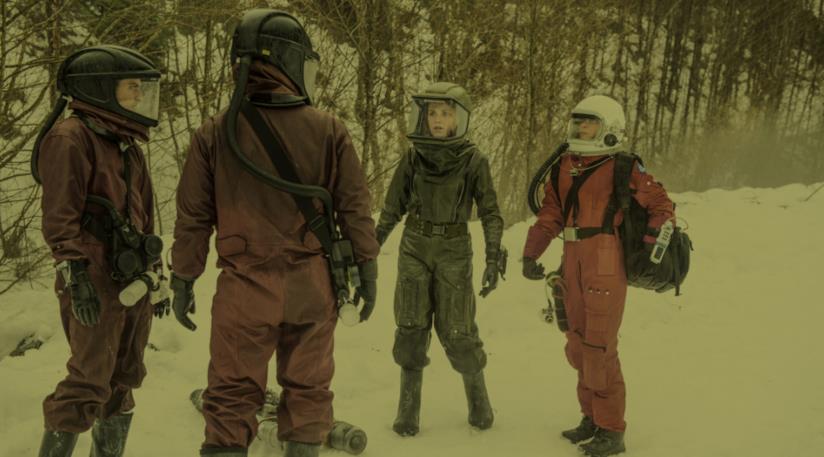 The 100 termina ma è già pronta l'idea per una serie prequel I protagonisti di The 100 con delle tute e dei caschi protettivi, circondati dalla neve