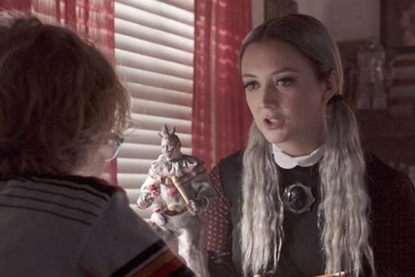 Un'inquietante baby-sitter Billie Lourd (Winter) in una scena di American Horror Story