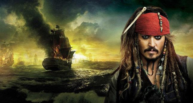 Il Capitano Jack Sparrow Jack Sparrow e sullo sfondo un oceano di navi da guerra