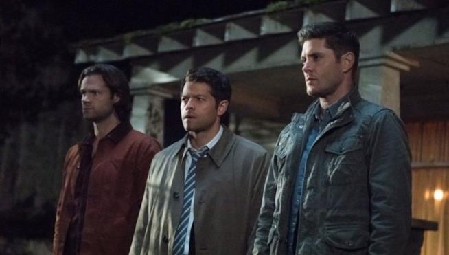 La serie TV Supernatural si concluderà con la 15esima stagione: l'annuncio del cast Misha Collins, Jensen Ackles e Jared Padalecki in una scena della serie Supernatural