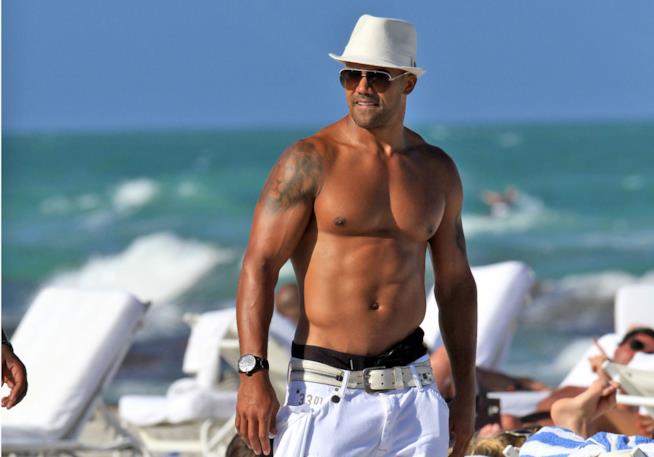 L'indimenticabile agente Derek Morgan torna al cinema nella commedia romantica The Bounce Back Shemar Moore nei panni di un esperto di relazioni in The Bounce Back