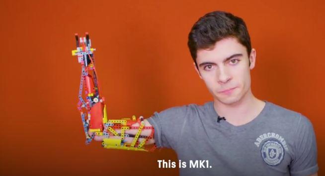 Protesi del braccio costruito con i pezzi di LEGO Technic Han Solo mostra la protesi del braccio che si è costruita con i pezzi di LEGO Technic