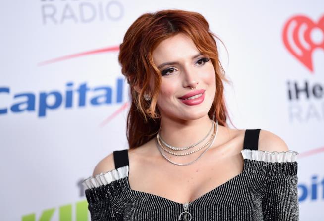 Bella Thorne fotografata alle Hawaii con un fisico da urlo e peli sotto le ascelle Bella Thorne