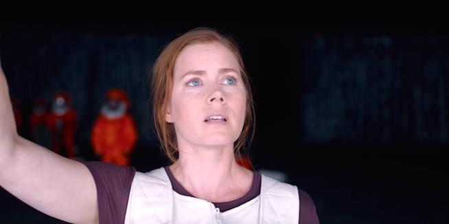 Arrival, la recensione: Denis Villeneuve incontra gli alieni Any Adams in Arrival