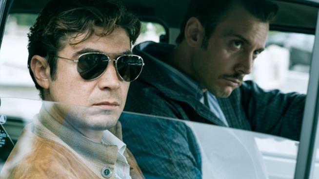 La verità sta in cielo, Riccardo Scamarcio e Greta Scarano nel film di Roberto Faenza Riccardo scamarcio è il boss Enrico De Pedis in una scena del film