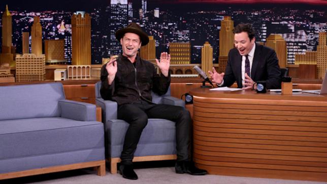 Jude Law al The Tonight Show Jude Law al The Tonight Show con Jimmy Fallon