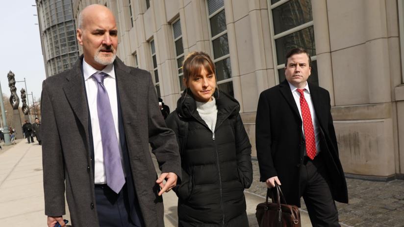 Allison Mack si dichiara colpevole nel caso NXIVM Allison Mack con i suoi avvocati