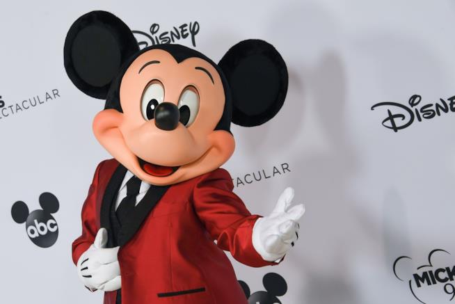 Lucca Comics & Game 2018: Topolino compie 90 anni e punta al record Topolino e compagnia sulla copertina di Topolino 3046 di Claudio Sciarrone