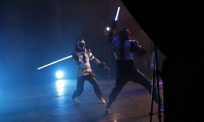 I duelli con le spade laser riconosciuti in Francia come sport Duellanti si battono in un torneo a Parigi