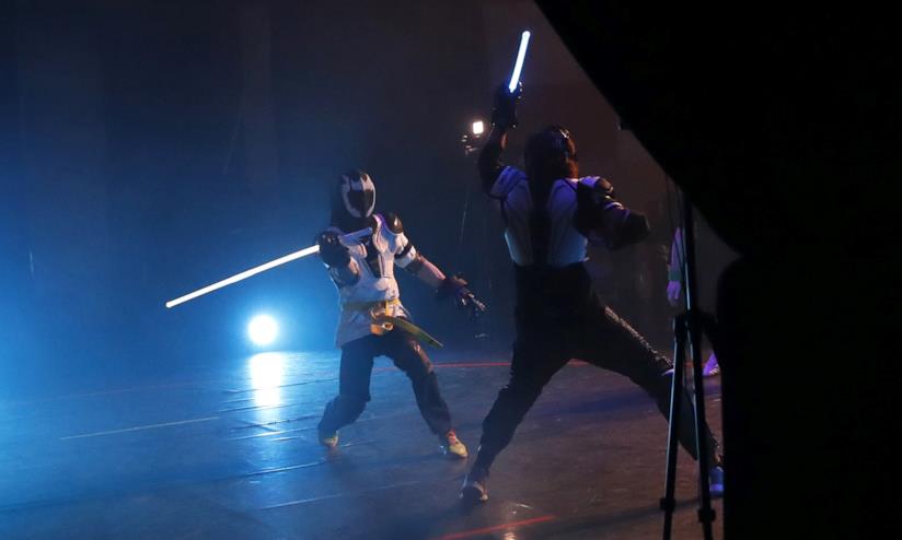I duelli con le spade laser riconosciuti in Francia come sport Duellanti si battono in un torneo a Parigi