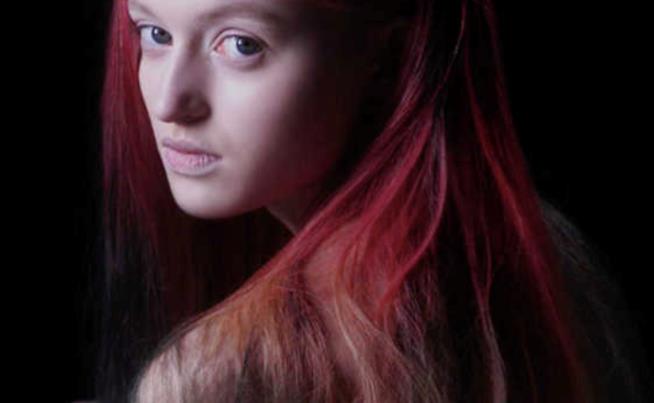 La tinta per capelli FIRE cambia colore a seconda dell'ambiente esterno Un primo piano della modella con la tinta FIRE