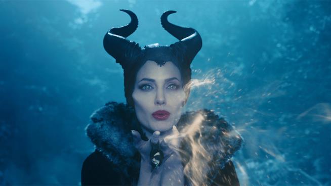 Ed Skrein sarà l'antagonista di Maleficent 2 Angelina Jolie in una scena di Maleficent (2014)