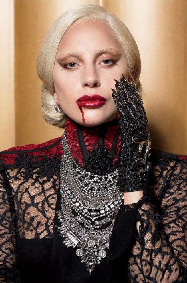 American Horror Story: Hotel apre le porte!