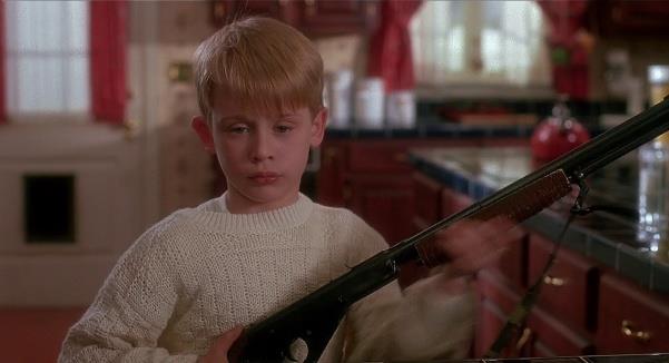 Non si scherza con Kevin McCallister Macaulay Culkin in una scena di Mamma, Ho Perso l'Aereo
