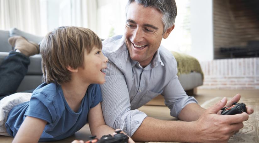 I migliori regali tech per la Festa del Papà 2019 Padre e figlio giocano con un console
