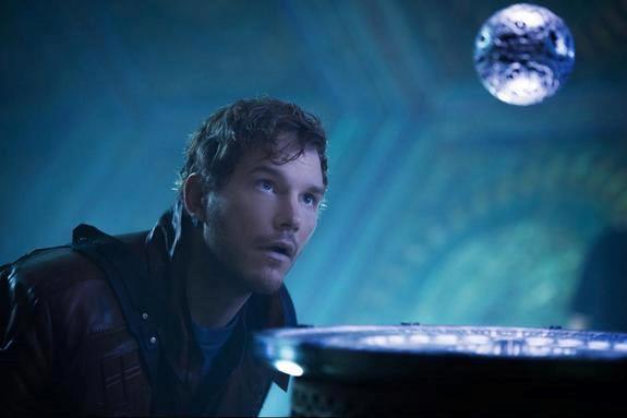 Star-Lord osserva l'Orb nel primo Guardiani della Galassia Chris Pratt nei panni di Chris Pratt in Guardiani della Galassia