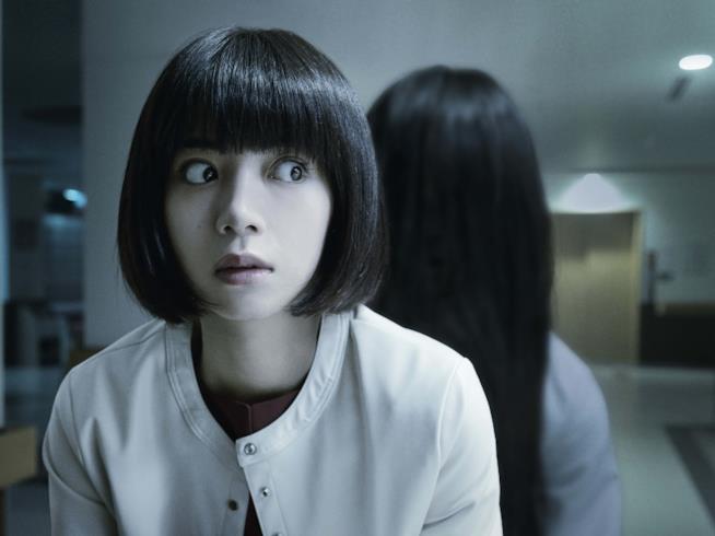 Sadako, locandina e teaser trailer del film Un'inquietante scena del film Sadako