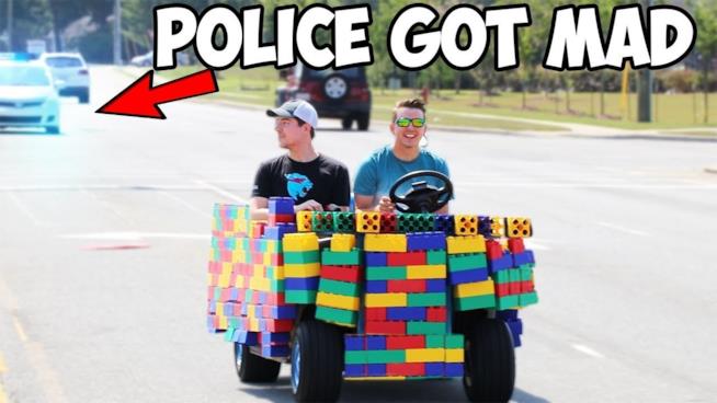 I 10 miglior video su YouTube della settimana Due YouTuber a bordo di un'auto costruita coi LEGO