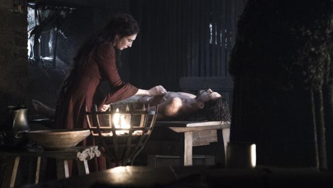 Jon Snow è tornato e il regista spiega alcuni passaggi chiave Melisandre e Jon Snow morto in Game of Thrones
